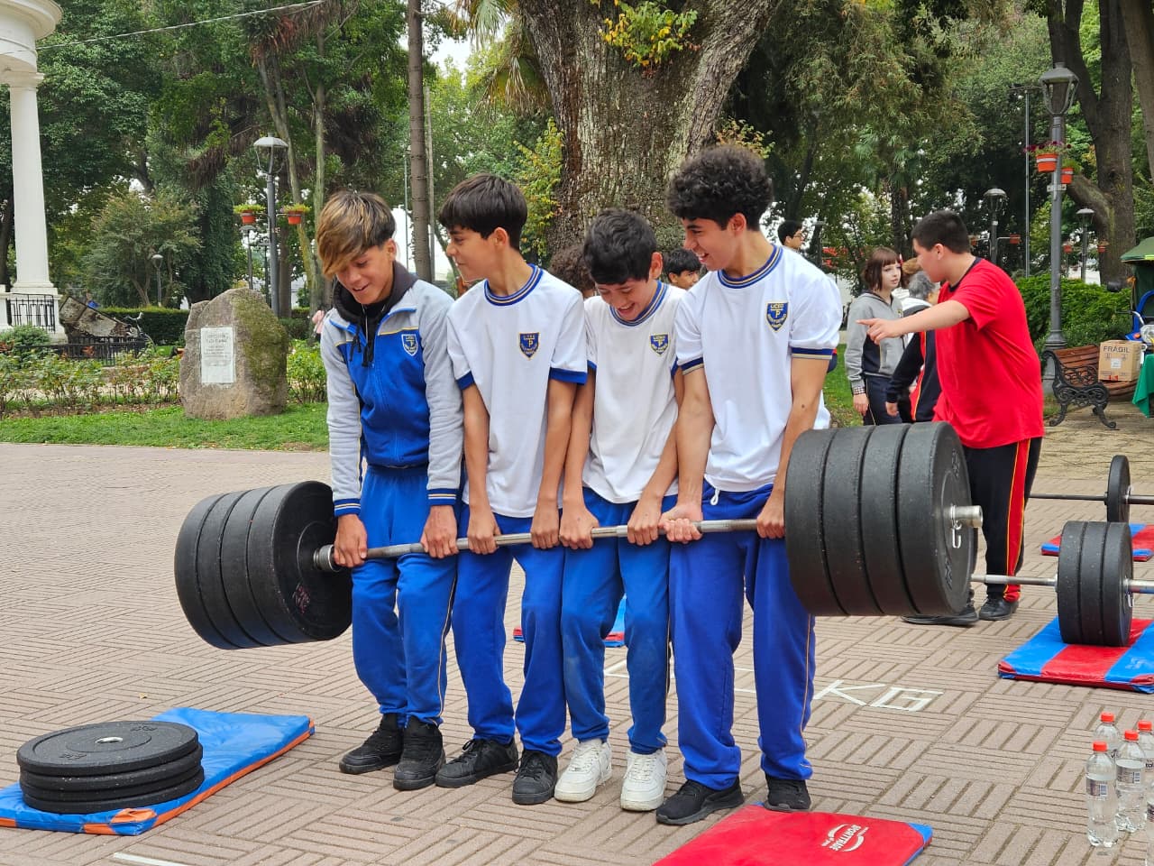 Estudiantes del territorio participaron en masiva jornada deportiva en Plaza de Armas de Linares
