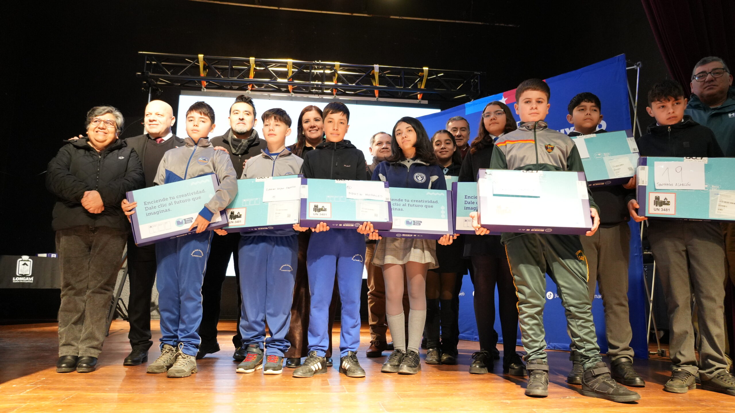 Junaeb entrega computadores a más de 2 mil estudiantes del SLEP Los Álamos